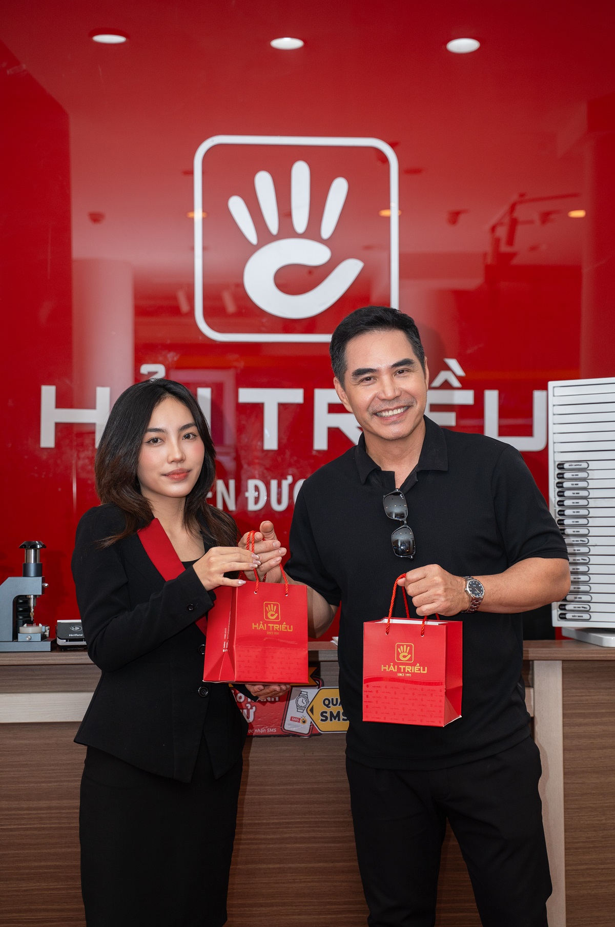 Khách hàng mua đồng hồ Titoni Airmaster tại Đồng Hồ Hải Triều