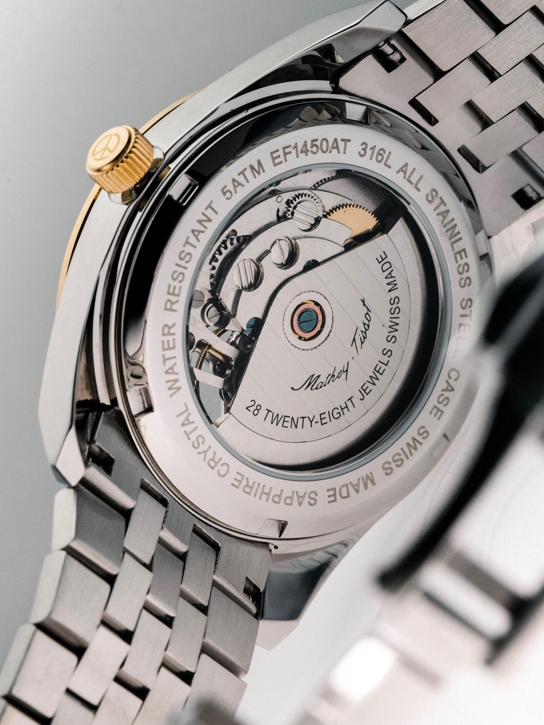 Cận cảnh bộ máy Swiss Movt của Mathey Tissot có 28 chân kính (Jewels)