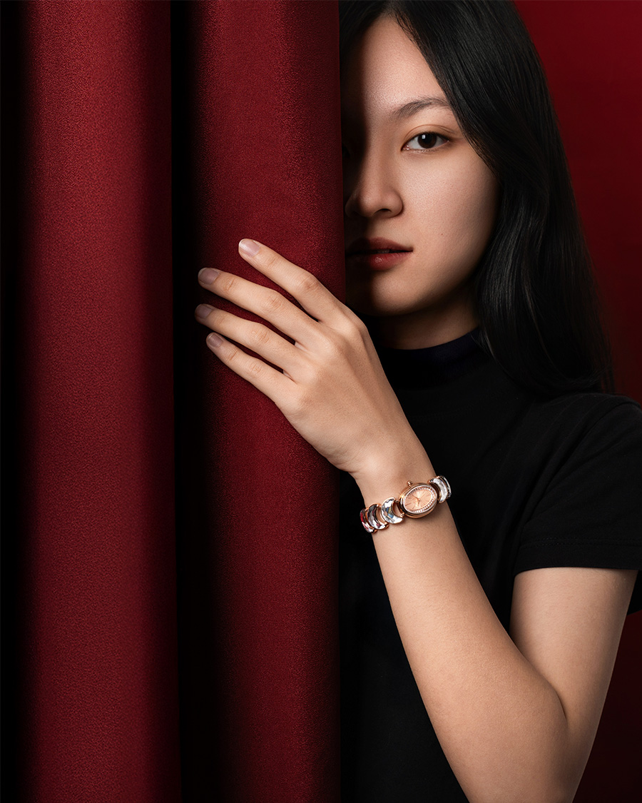 Nữ tay nhỏ đeo đồng hồ size 22mm - 32mm là phù hợp