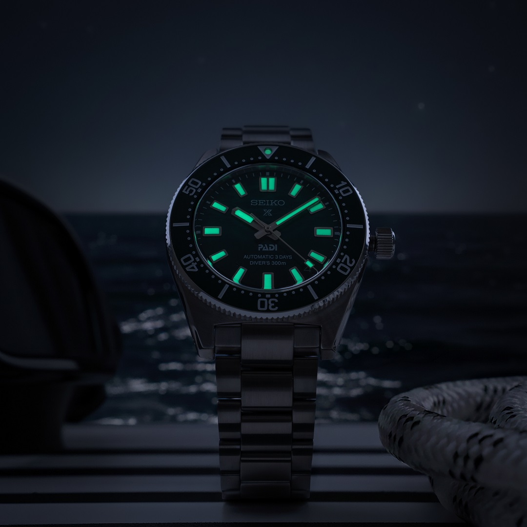 So sánh dạ quang Tissot Seastar vs. Seiko Prospex Diver
