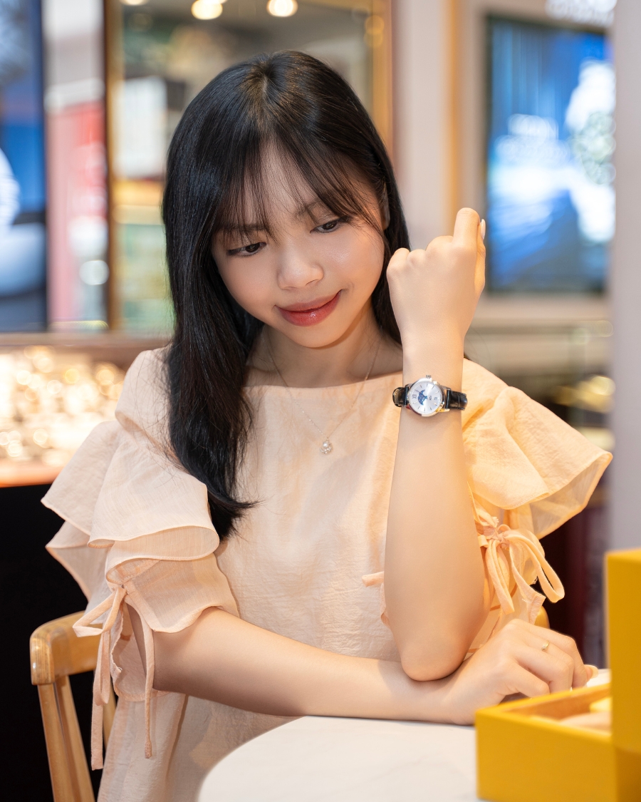 Đồng hồ KOI Moonphase sử dụng máy Quartz