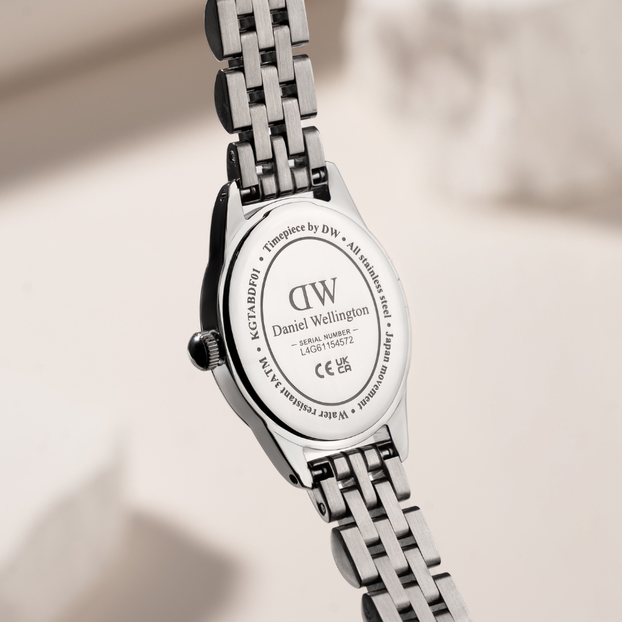 Mặt sau đồng hồ Daniel Wellington chính hãng