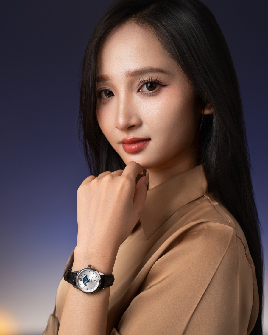 Mẫu diện đồng hồ KOI Moonphase trên cổ tay