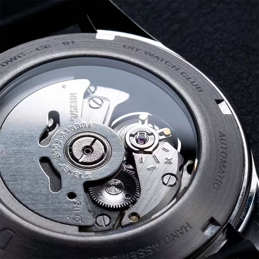 Mặt đáy kính lộ cơ của chiếc đồng hồ hiển thị bộ máy Automatic Seiko NH35A.