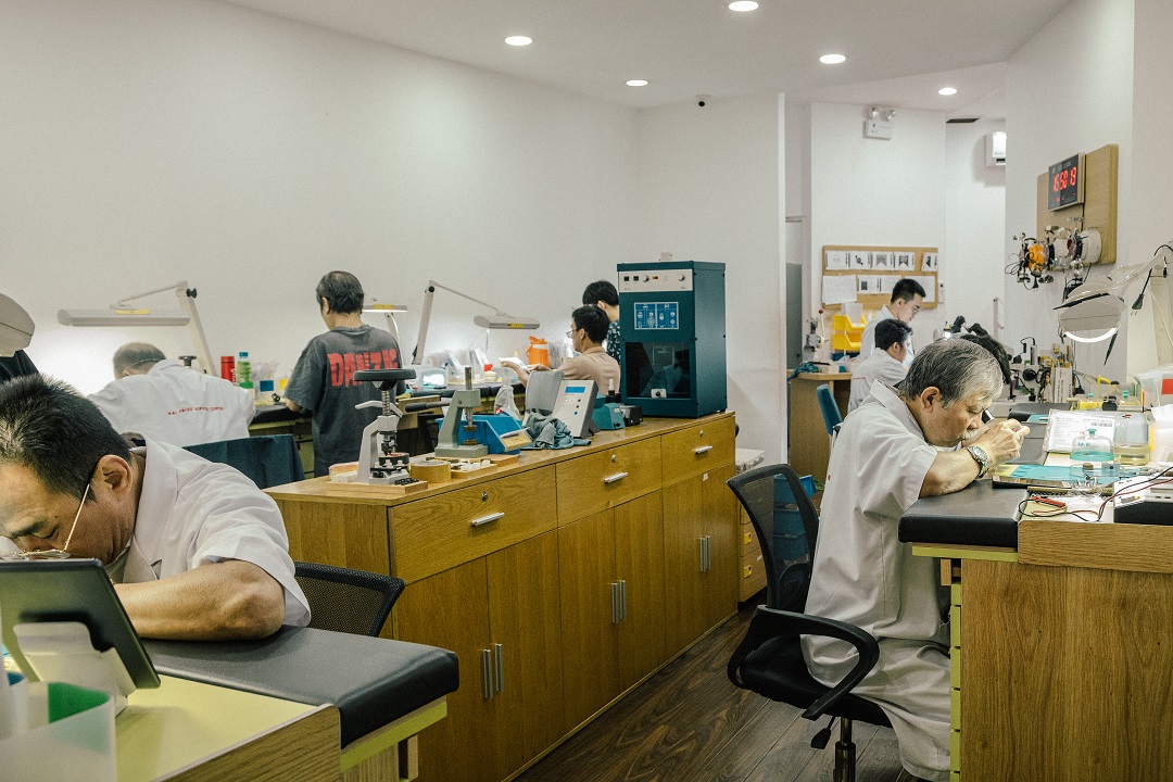 Bên trong trung tâm bảo dưỡng, sửa chữa đồng hồ Rolex của Hải Triều
