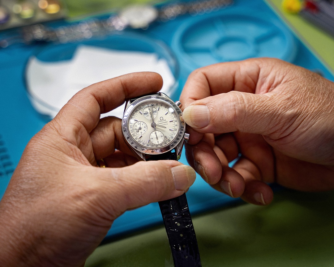 Kỹ thuật viên tại Hải Triều đang sửa đồng hồ Omega