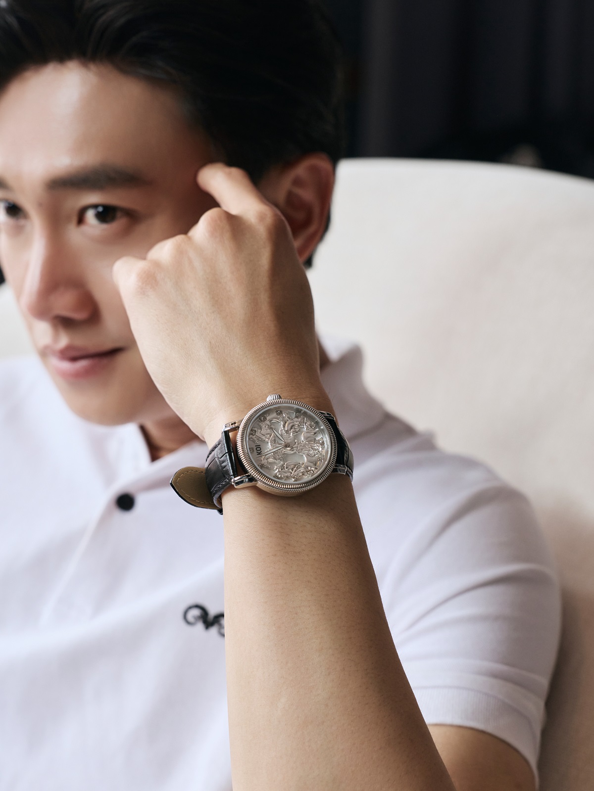 Nam diễn viên Quốc Trường đang đeo trên tay chiếc KOI Bát Mã - Ảnh: 1