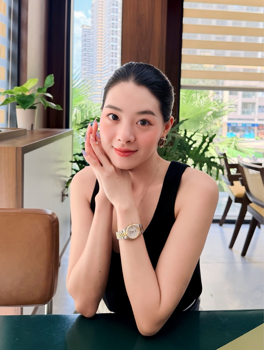 Cô nàng Hy An cũng lựa chọn K002.103.641.51.11.04 làm phụ kiện đeo tay mỗi ngày