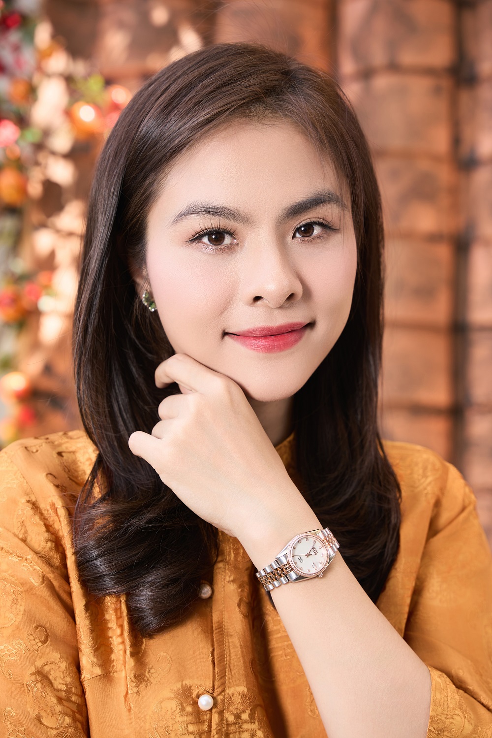 Diễn viên Vân Trang đang đeo chiếc KOI Noble K002.103.641.51.11.04