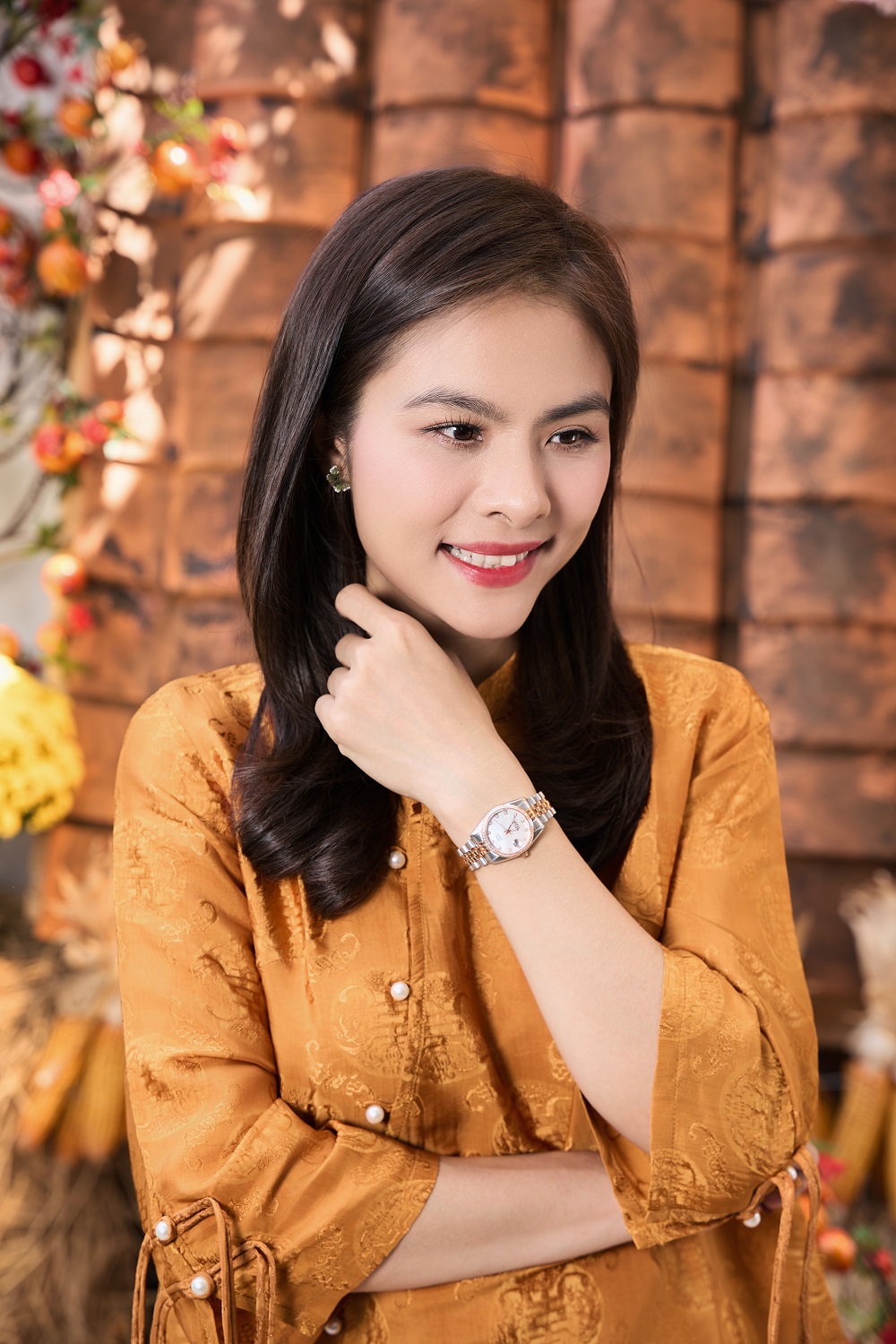 Diễn viên Vân Trang thăng hạng nhan sắc với chiếc KOI Noble K002.103.641.51.11.04 trên tay