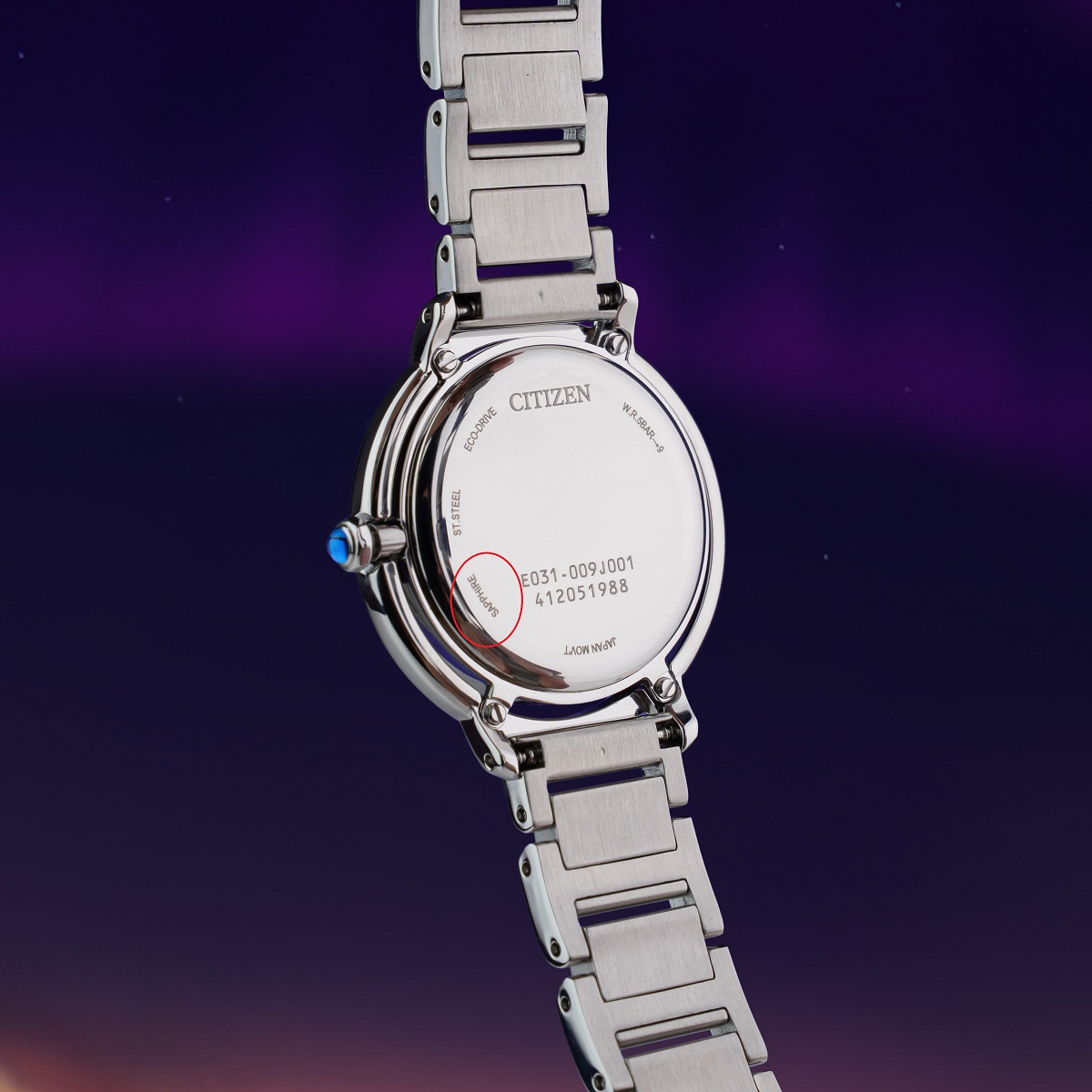 Xem chữ Sapphire Crystal hoặc Sapphire ở nắp đáy