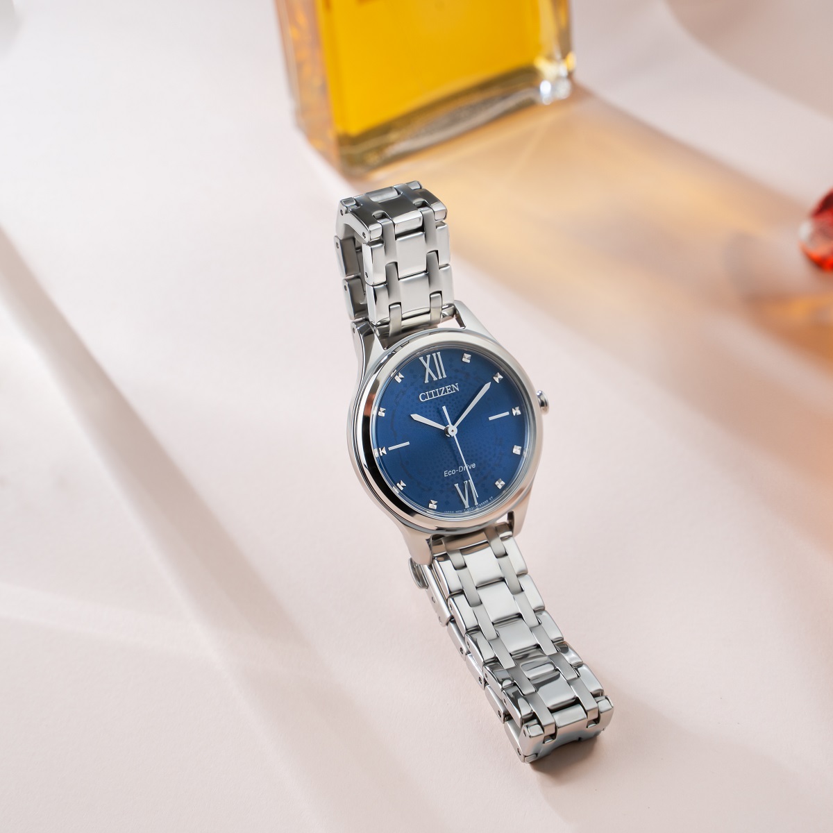 Citizen EM0500-73 - Dày 7.6mm