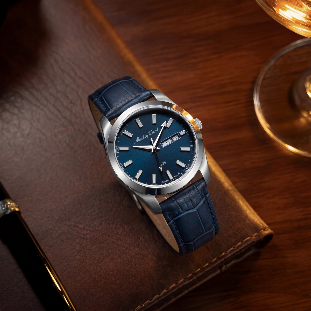 Đồng hồ mặt xanh navy - Trẻ hơn mặt đen nhưng vẫn lịch sự
