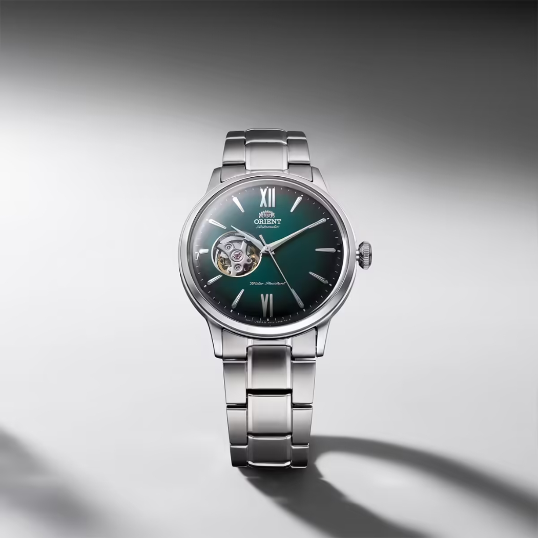 Đồng hồ dress watch Orient Bambino phối vest thanh lịch, chuẩn phong cách công sở