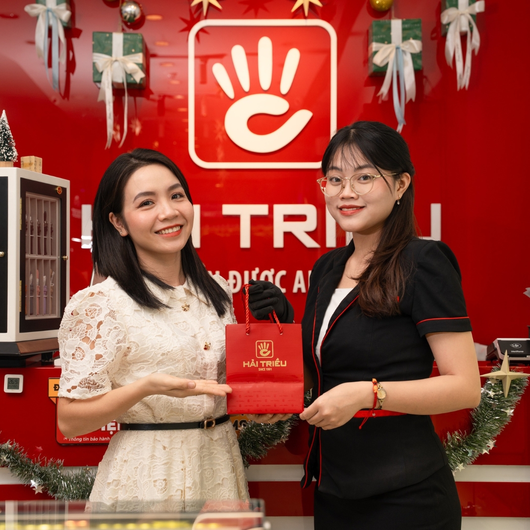 Khách hàng trải nghiệm đồng hồ Orient tại Hải Triều
