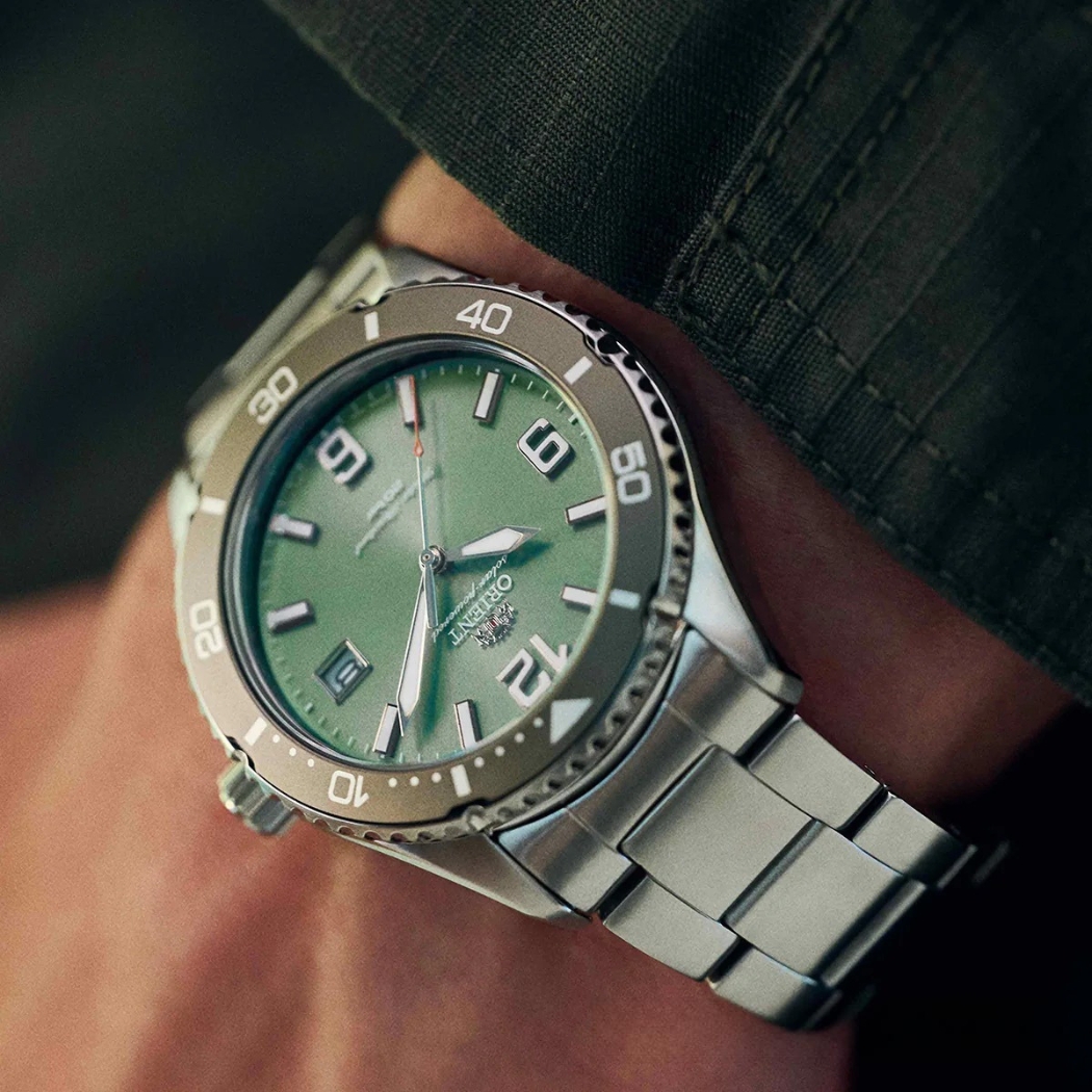 Đồng hồ Orient Sports Diver phong cách thể thao với khả năng chống nước 20ATM và vòng bezel xoay đặc trưng