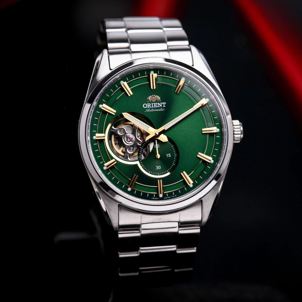 Đồng hồ Orient mặt xanh dây kim loại, thiết kế bền bỉ, dễ vệ sinh, phù hợp sử dụng hằng ngày