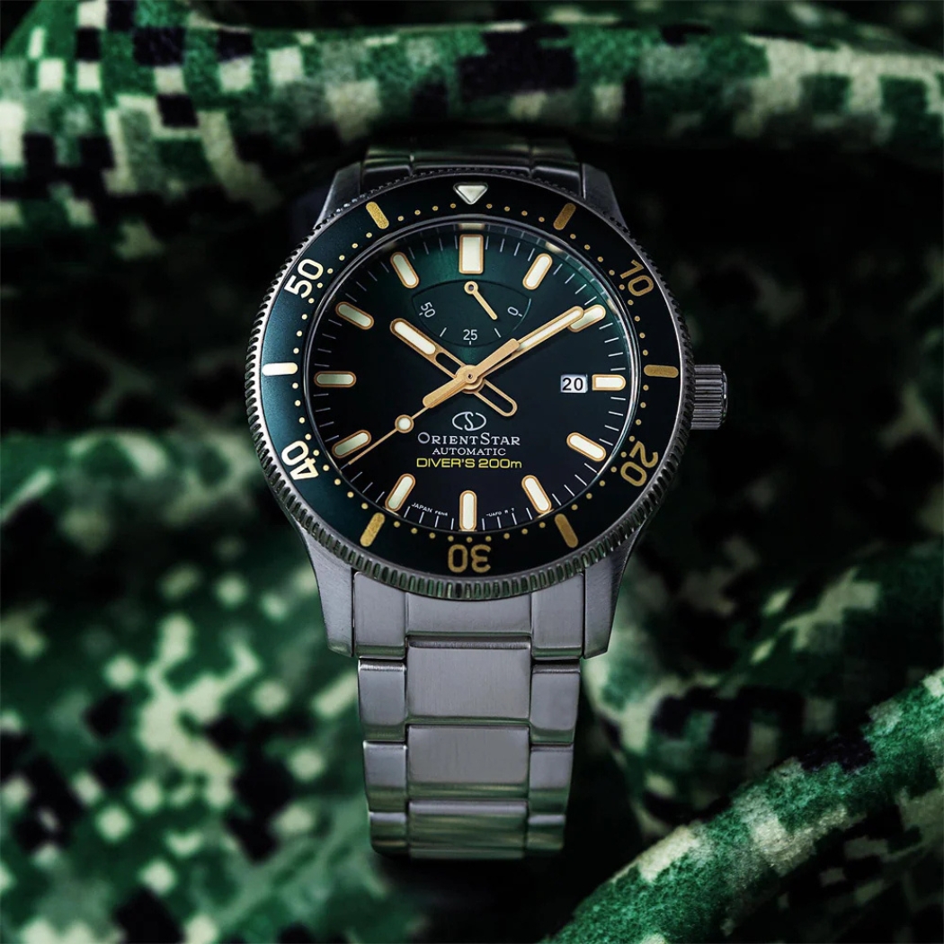 Đồng hồ Orient Diver mặt xanh lá, thiết kế thể thao với bezel xoay và khả năng chống nước cao, phù hợp hoạt động ngoài trời