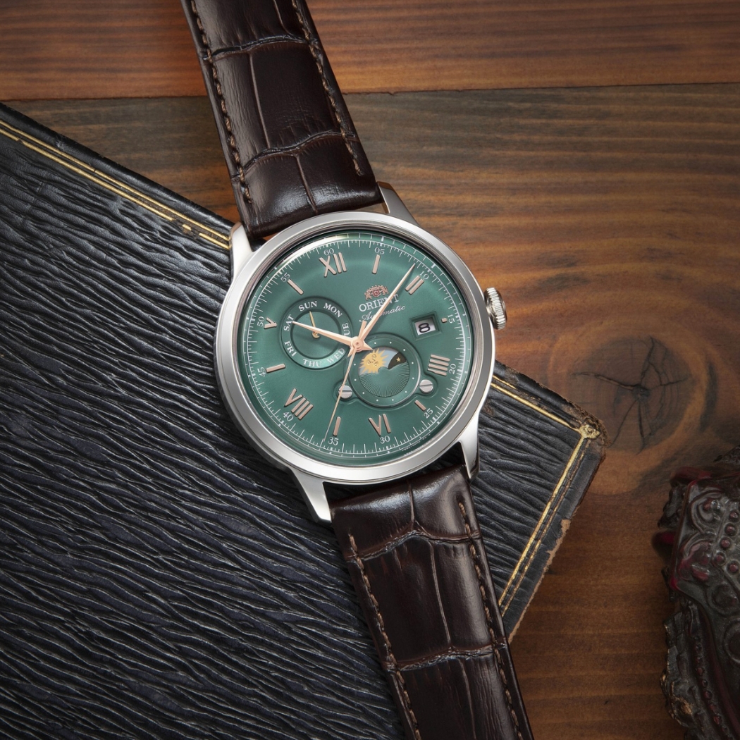 Orient Bambino Sun & Moon RA-AK0805E30B mặt xanh lục bảo, thiết kế Sun & Moon thanh lịch, phù hợp phong cách công sở