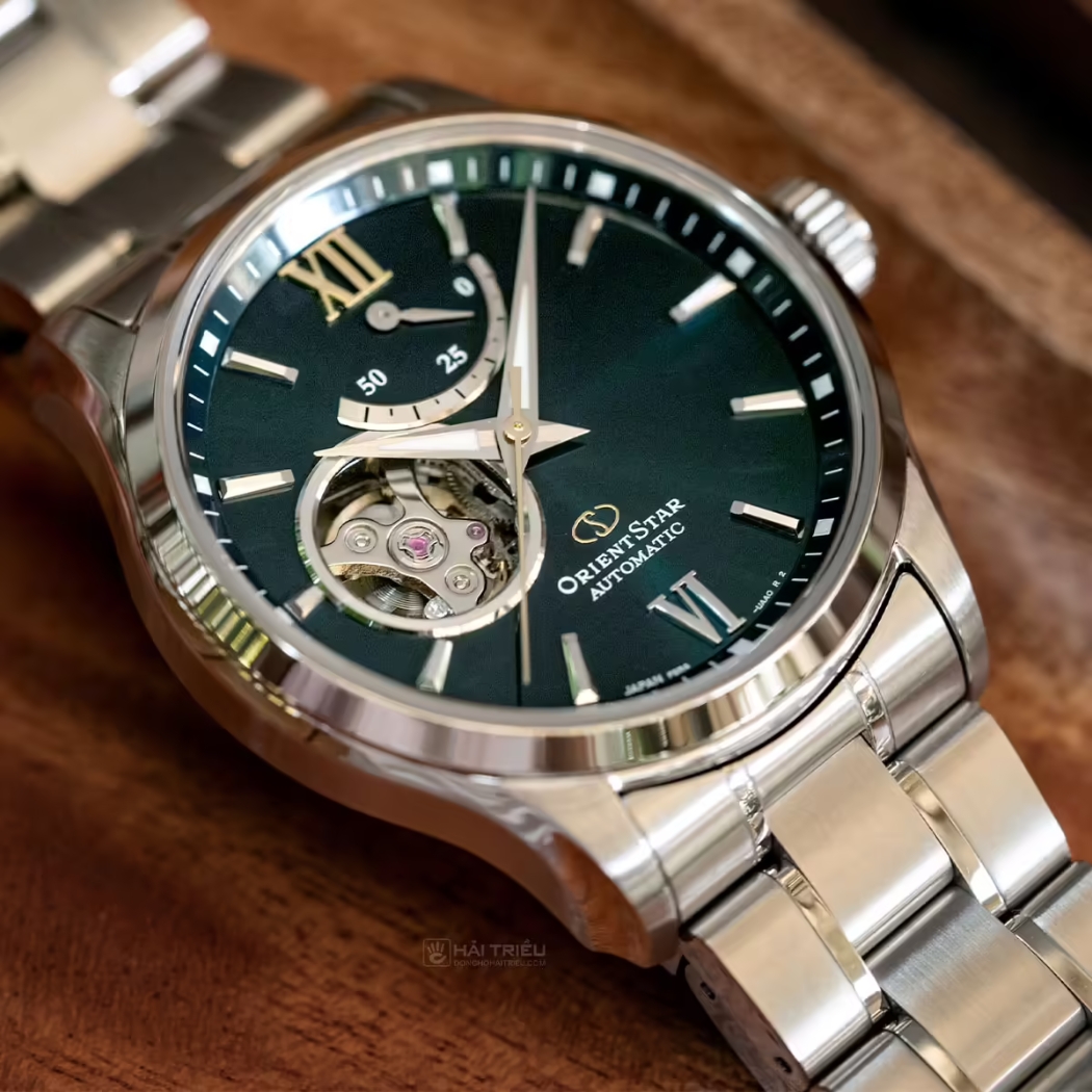 Đồng hồ Orient mặt xanh thiết kế tối giản, phù hợp phong cách trẻ trung khi đi chơi hoặc dạo phố