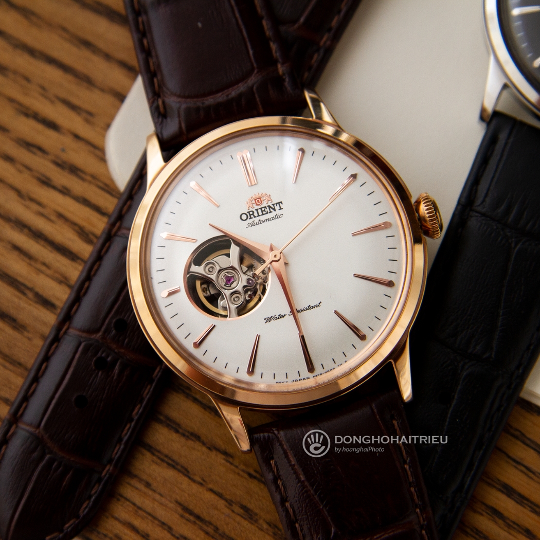 Đồng hồ Orient Bambino với mặt kính cong vòm đặc trưng