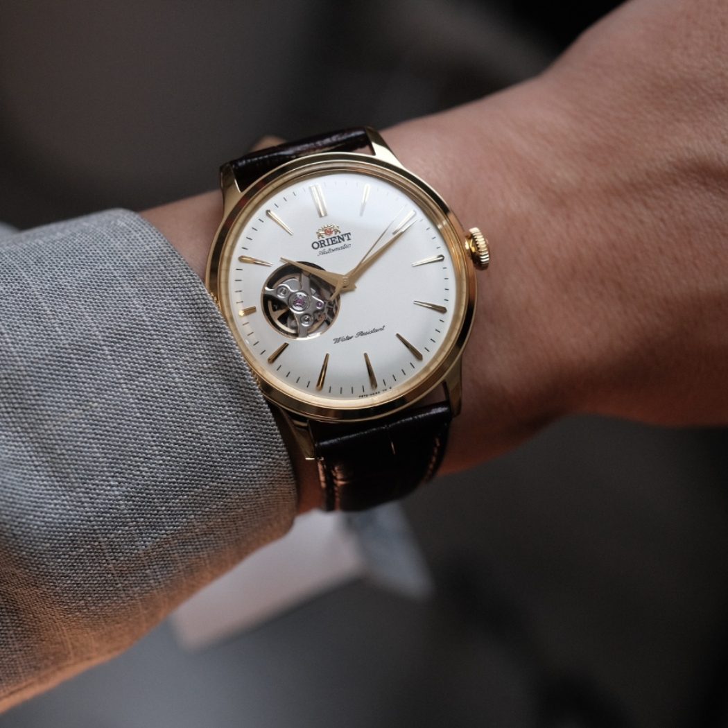 Orient Open Heart phối với suit tạo nên vẻ ngoài lịch lãm