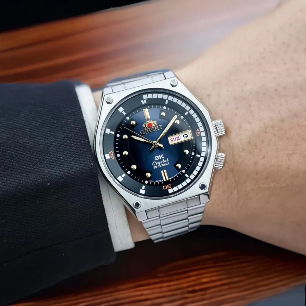 Orient SK mặt lửa với kim và cọc số vàng PVD, thiết kế độc đáo