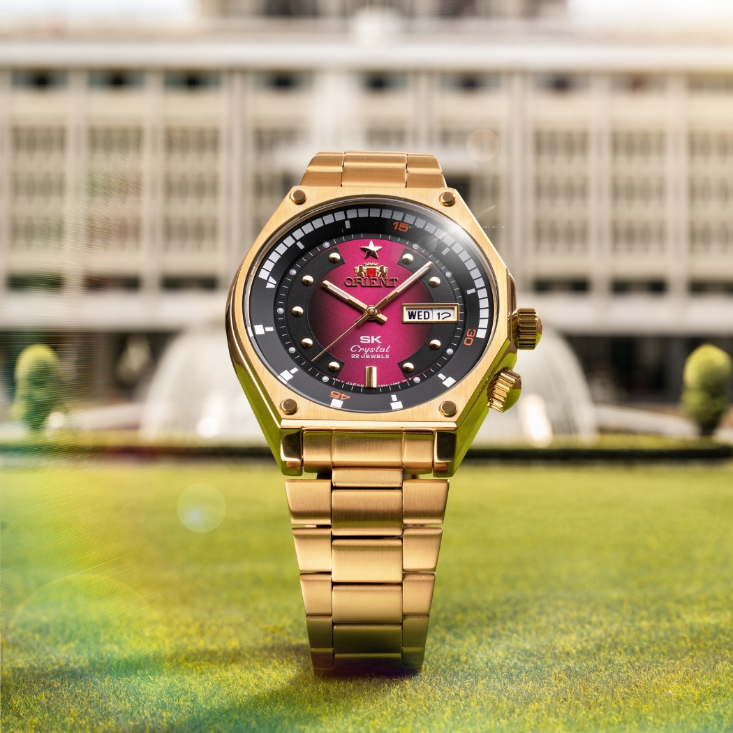 Cận cảnh đồng hồ cơ Orient SK Automatic với thiết kế sang trọng