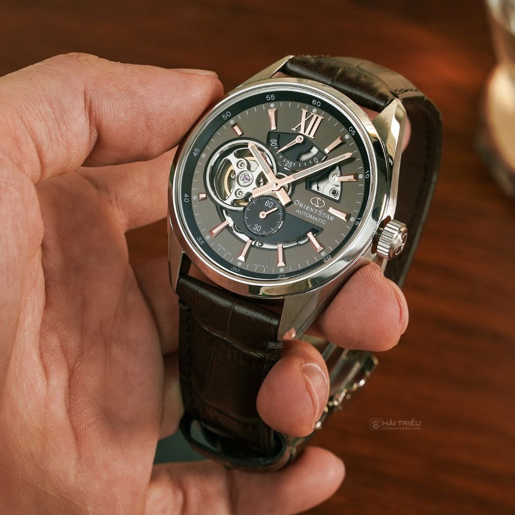 Orient small second rất phù hợp với những quý ông yêu thích phong cách dress watch