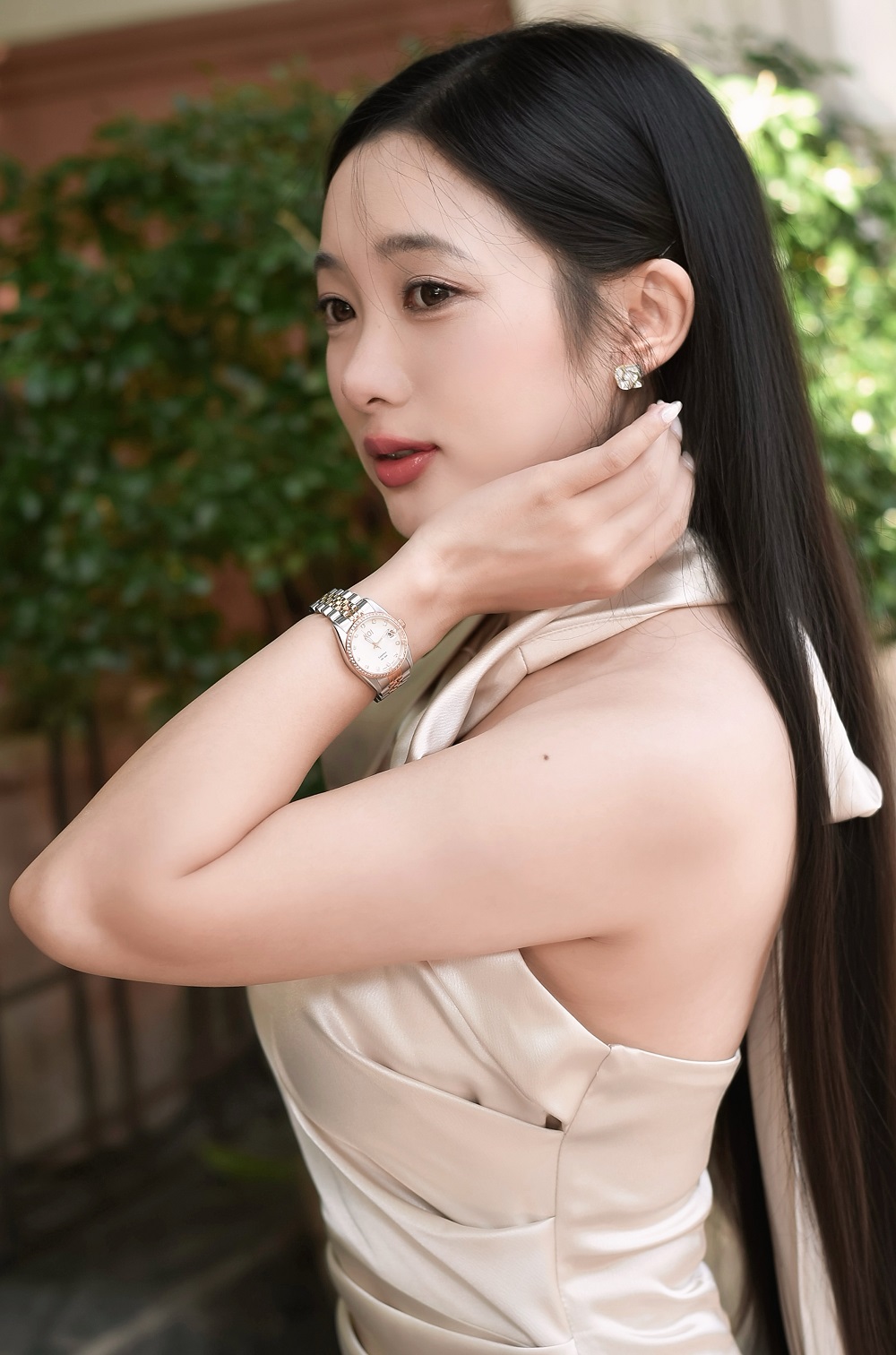 Hot girl Tiêu Hạ thần thái ngút ngàn với chiếc KOI Noble trên tay
