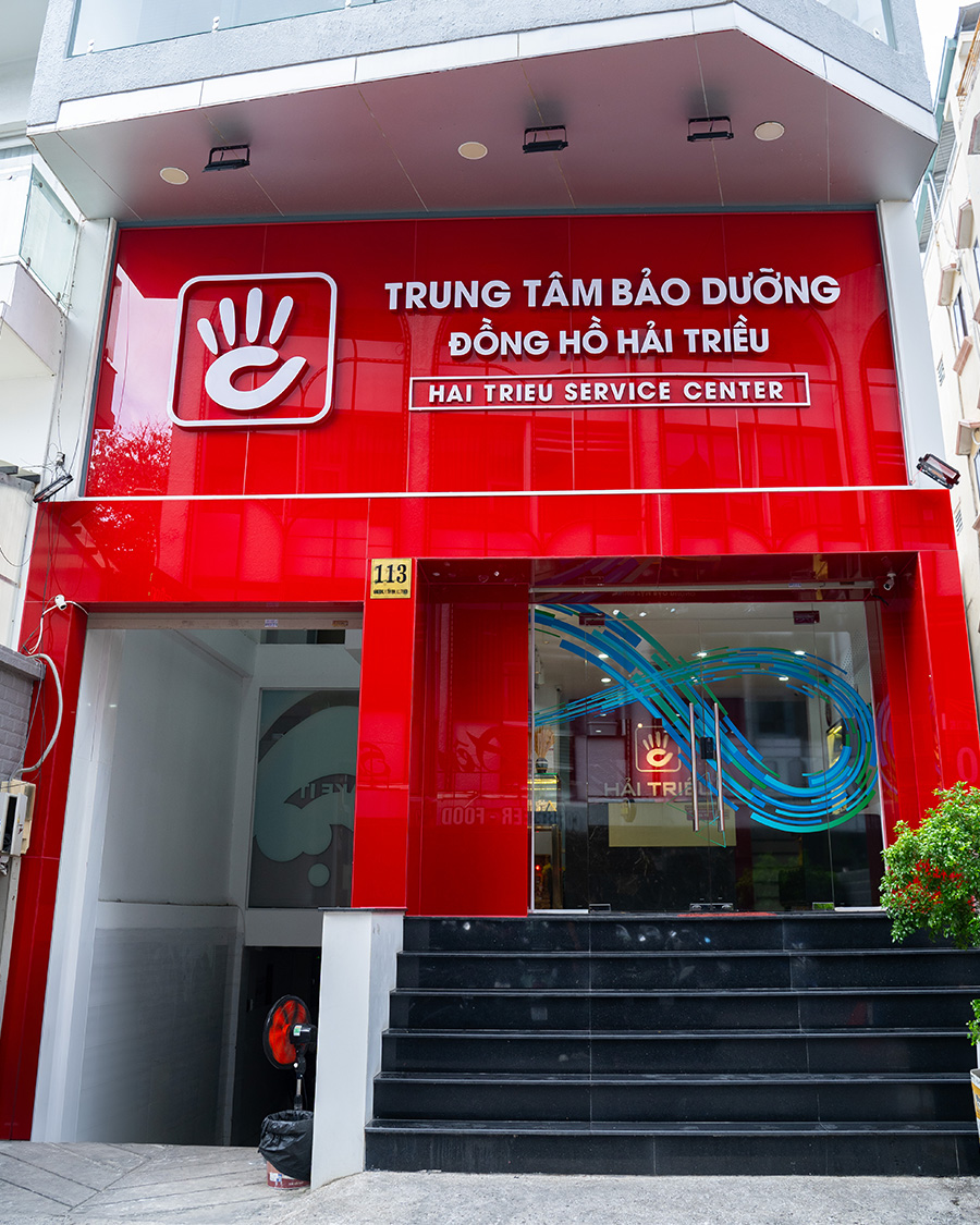 Địa chỉ tòa nhà Trung tâm bảo dưỡng Đồng hồ Hải Triều nổi bật với tông màu đỏ.