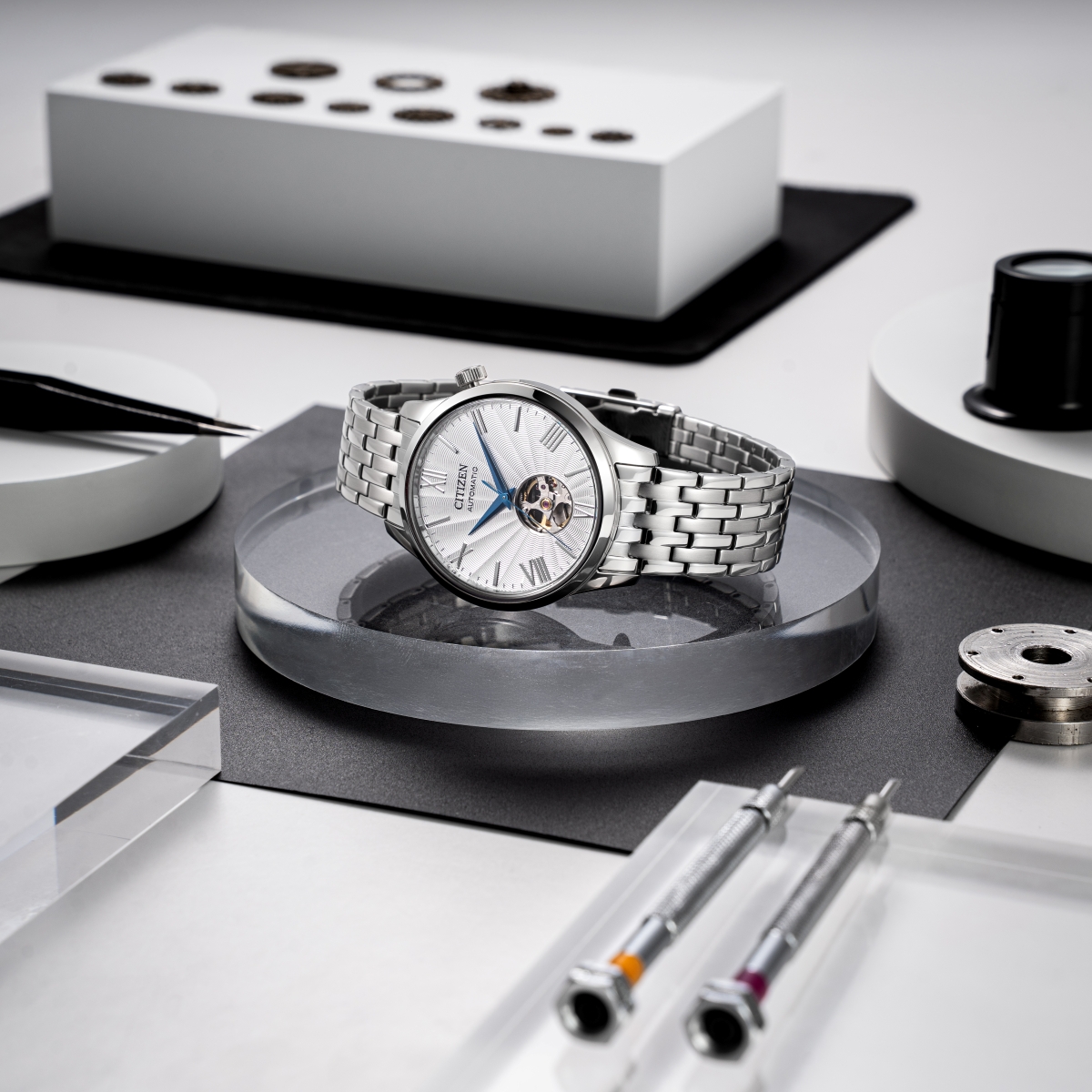 Chiếc đồng hồ Citizen kim xanh NH9130-84A sử dụng bộ máy Automatic