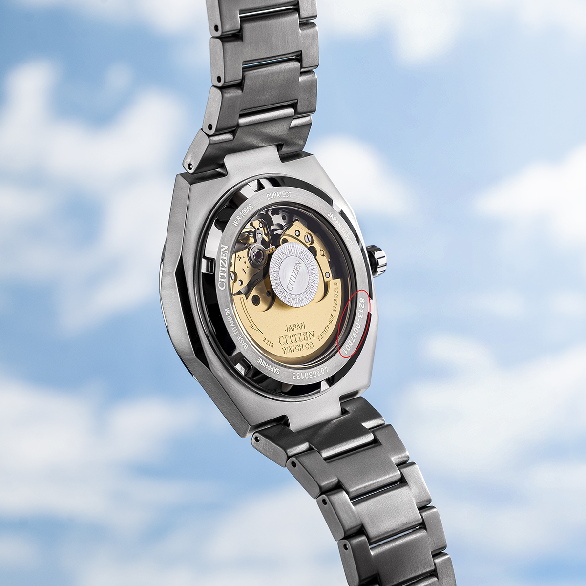 Đồng hồ Citizen Titanium NJ0180-80A có bộ máy Calibre 8213