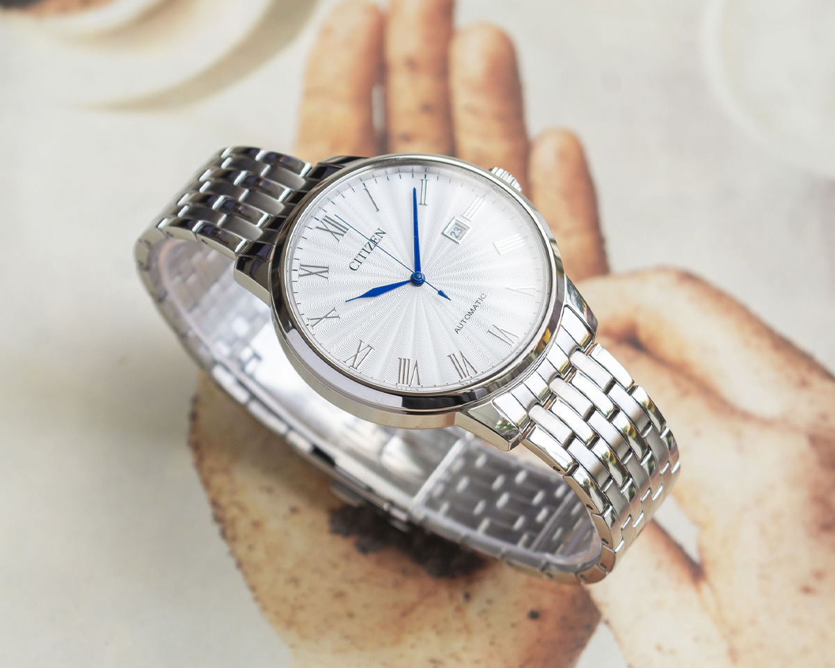 Đồng hồ hồ Citizen kim xanh NJ0080-50A hiện đại và nổi bật với bộ kim xanh và cọc số La Mã
