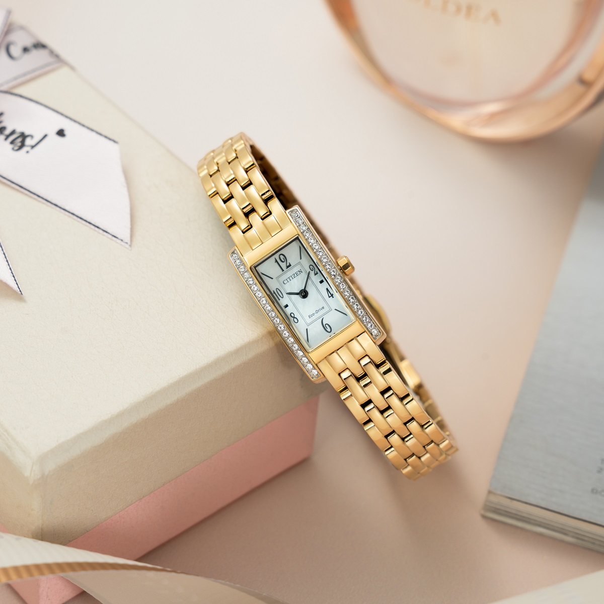 Toàn bộ vỏ Citizen L EG7112-59D được mạ PVD vàng sang trọng