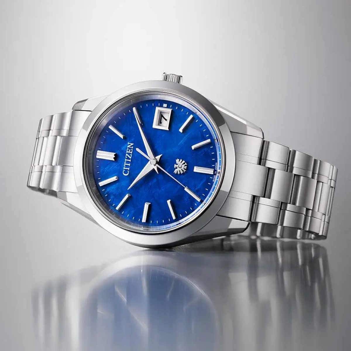 Citizen AQ4100-57M là mẫu đồng hồ cao cấp thuộc dòng "The Citizen", nổi bật with công nghệ Duratect Platinum, vỏ Super Titanium