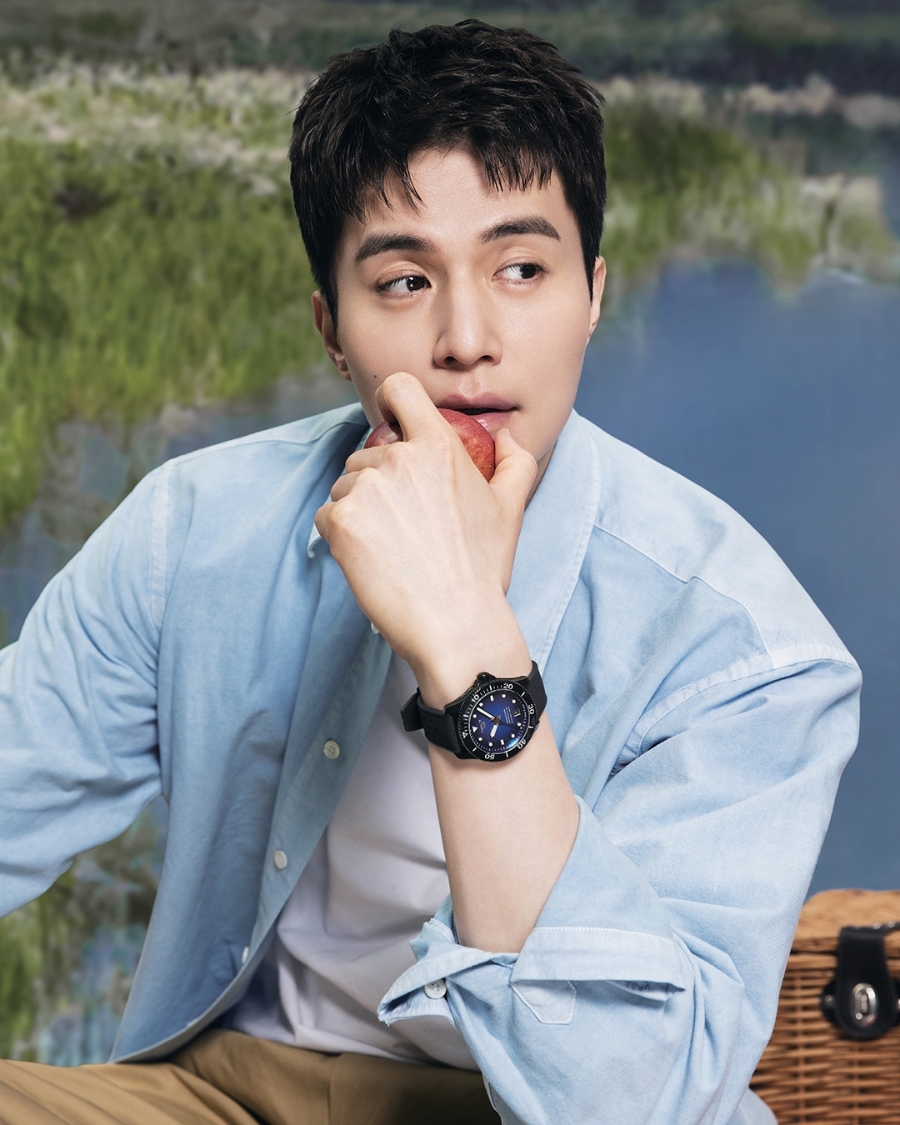 Đồng hồ Tissot mặt tròn trên tay mẫu
