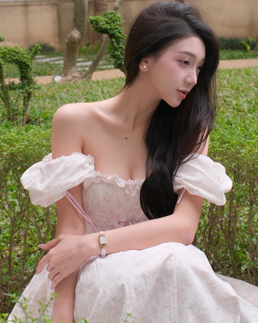 Người mẫu đeo đồng hồ mặt vuông của thương hiệu Saga