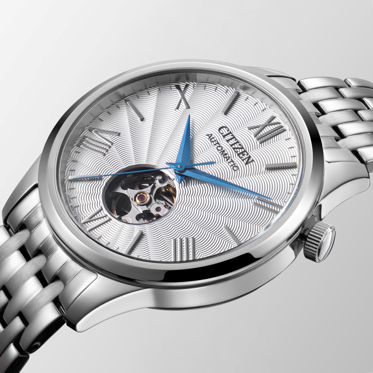 Chiếc đồng hồ Citizen NH9130-84A có thiết kế lộ cơ Open Heart