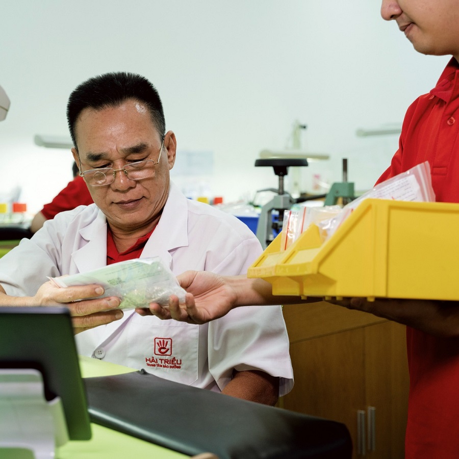 Kỹ thuật viên Đồng Hồ Hải Triều đang tiến hành thay pin đồng hồ