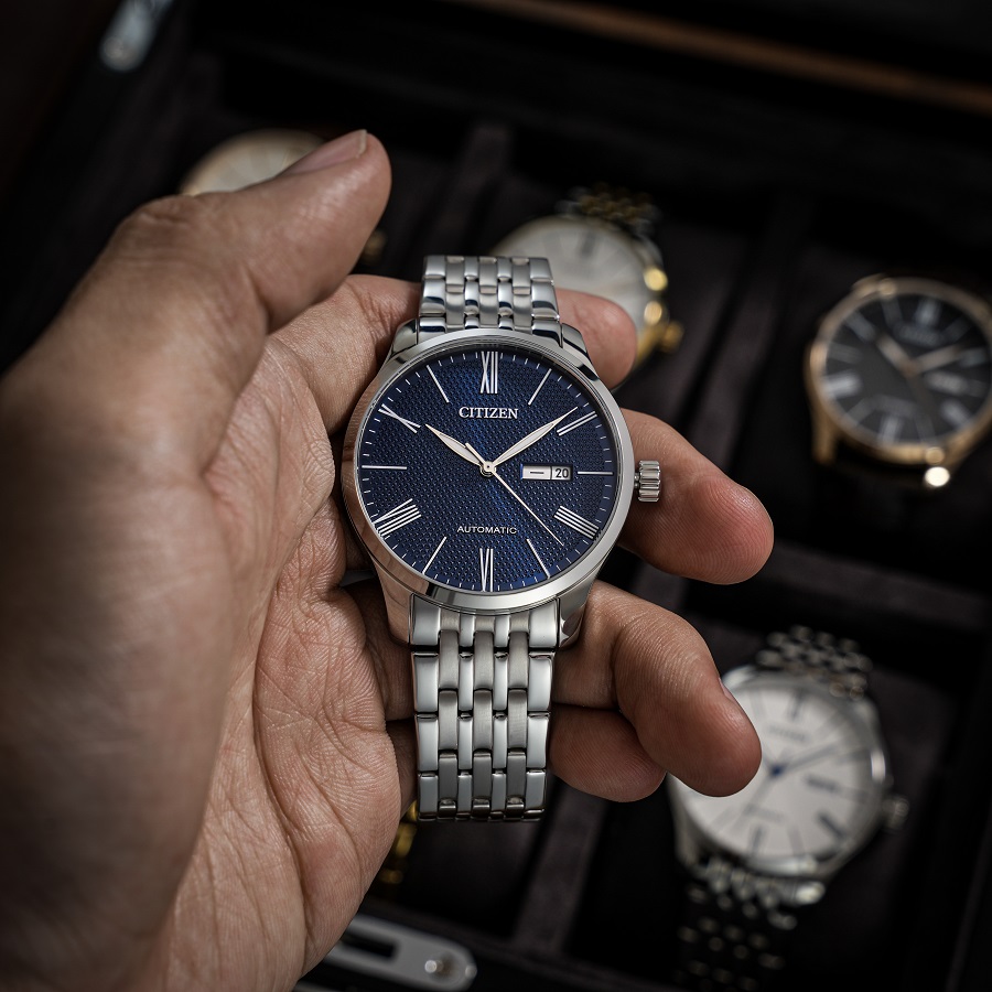 Citizen 8200 Automatic có thiết kế 3 kim, lịch thứ-ngày đơn giản
