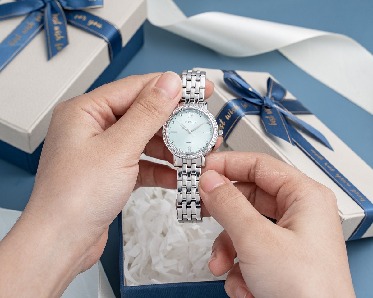 Bên trong Citizen EL3100-55X là cỗ máy Quartz 1032