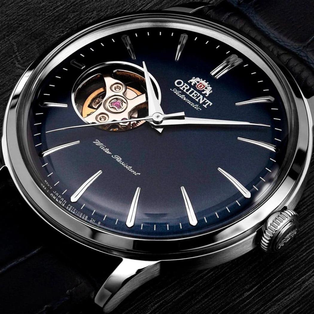 Khung vỏ thép 316L mạ PVD sang trọng của đồng hồ Orient Bambino Open Heart.