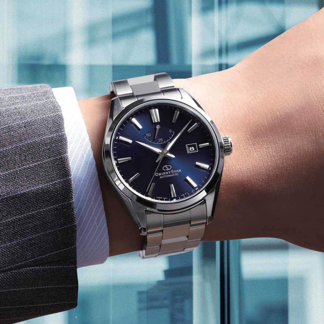 Orient mặt xanh dễ phối từ suit lịch lãm đến trang phục thường ngày