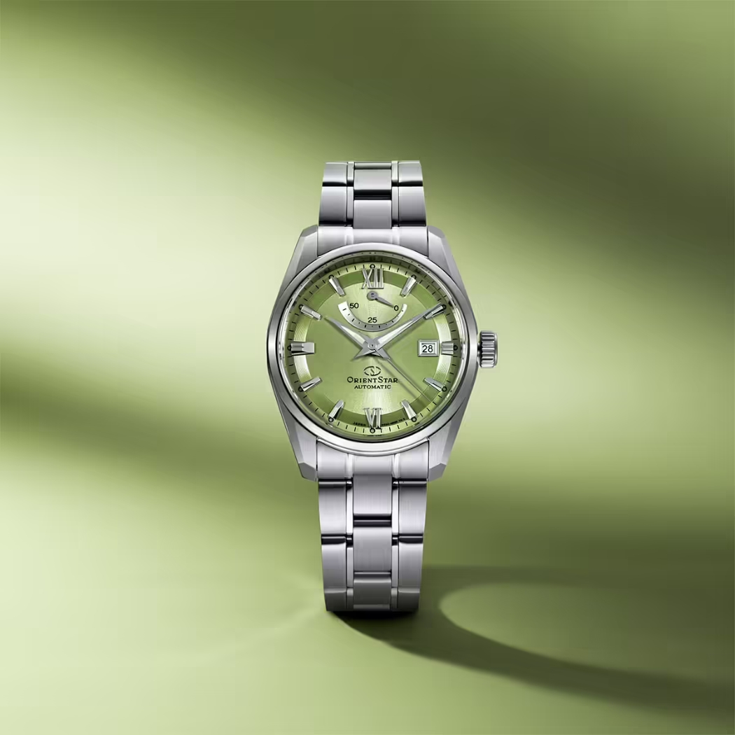 Orient Star RE-AU0107E00B nổi bật với mặt số xanh lá hiệu ứng ánh sáng cuốn hút