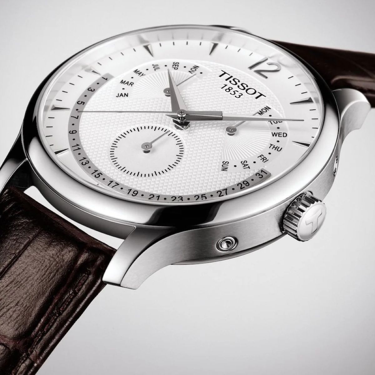 Thiết kế thanh mảnh của Tissot Tradition giúp chiếc đồng hồ dễ dàng trượt gọn vào dưới mép tay áo sơ mi dài tay mà không hề gây cộm hay vướng víu