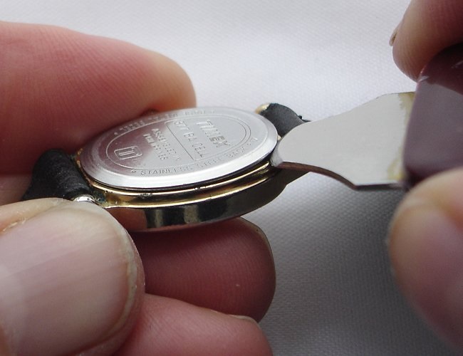 Hướng dẫn cách thay pin đồng hồ đeo tay tại nhà - Bước 1