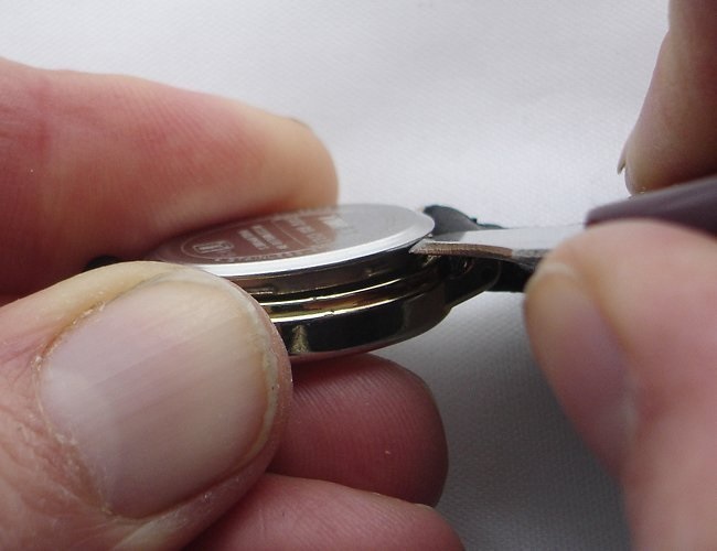 Hướng dẫn cách thay pin đồng hồ đeo tay tại nhà - Bước 2