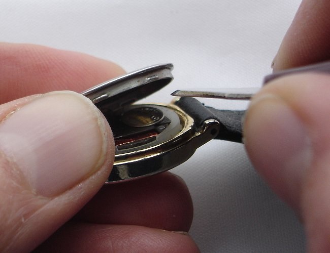 Hướng dẫn cách thay pin đồng hồ đeo tay tại nhà - Bước 3