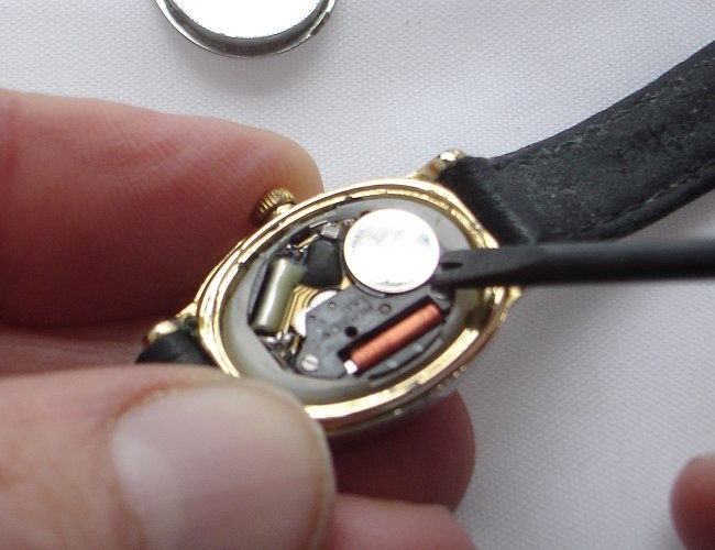 Hướng dẫn cách thay pin đồng hồ đeo tay tại nhà - Bước 4